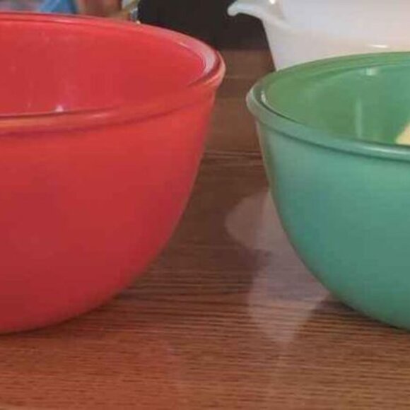 Set of 2 Vintage Nesting Glass Mixing Bowls - Picture 7 of 9